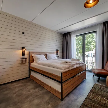 Kaatsheuvel-waalwijk Отель 4*